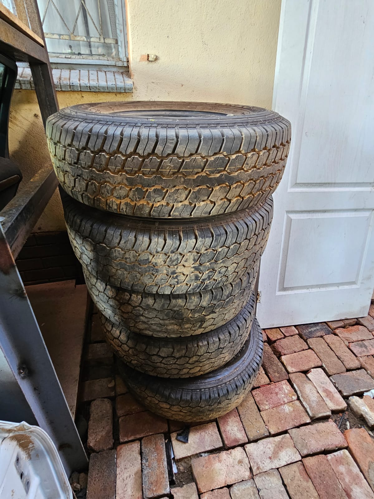 🛞 Mahindra Standard Rims and Tyres Set 245/75R16 (Set of 4 + Spare Wheel)! 🛞 - Private Seller