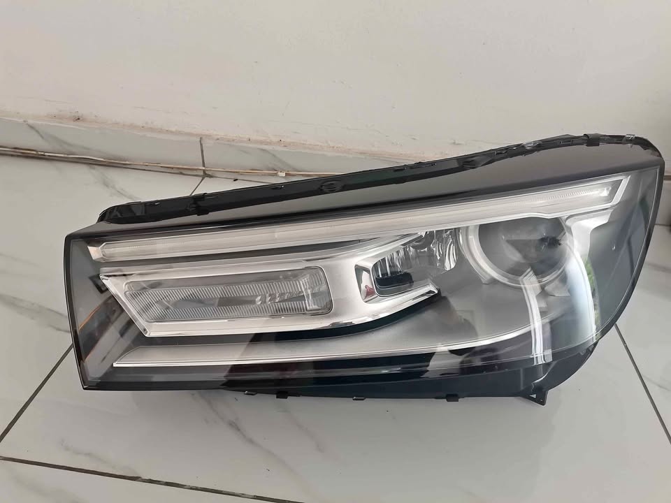 Audi Q5 xenon headlight left side 2019-2020 - Private Seller Audi Q5 xenon headlight left side 2019-2020 - Private Seller