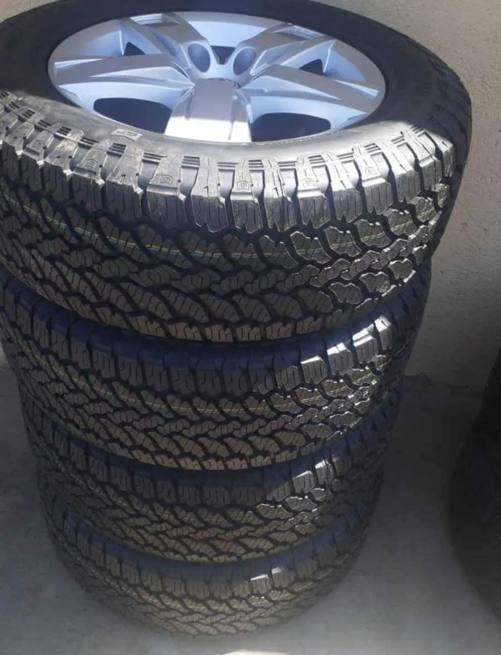 18inch VW Amarok OEM mags with brand new 255/60/18 General Grabber AT3 set - Private Seller