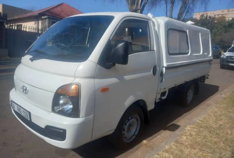 2008 HYUNDAI H100 BAKKIE 2.6 DIESEL WITH CANOPY IN EXCELLENT CONDITION