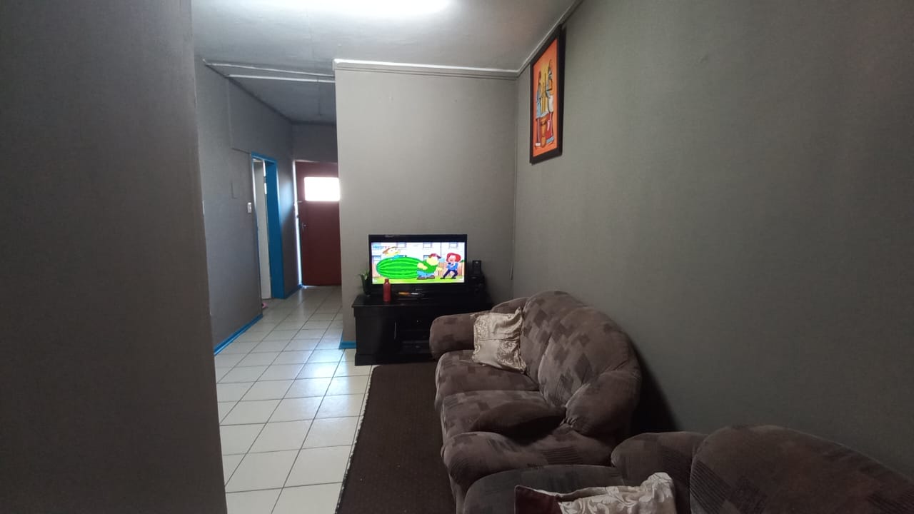 GREAT INVESTMENT - 1 Bedroom Flat for Sale in Sunnyside (Petunia) 
