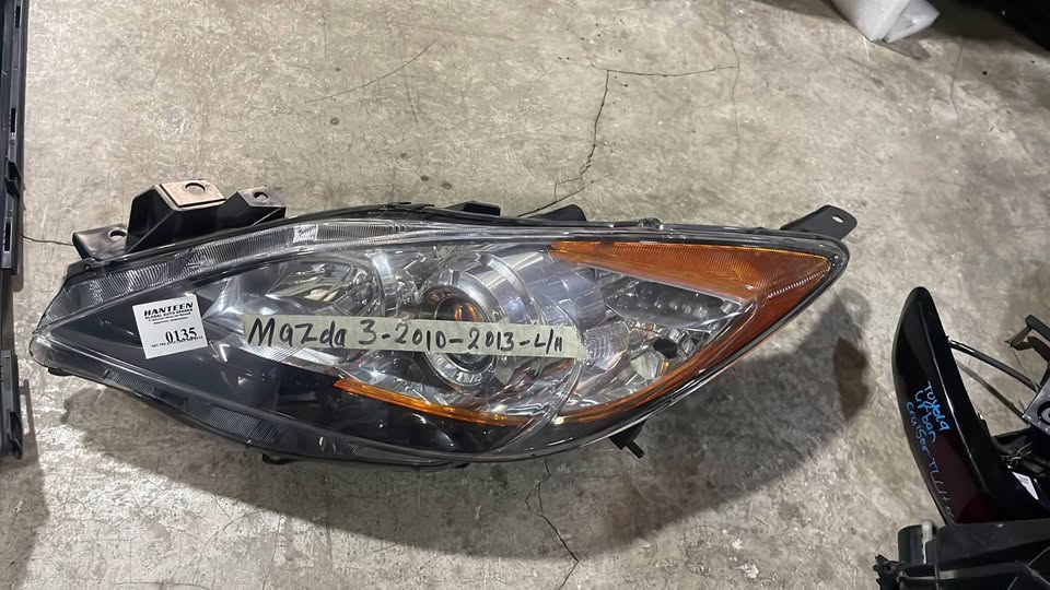 Mazda 3 headlight 2010/13 - Private Seller