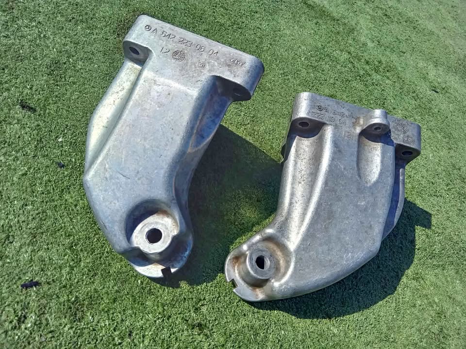 MERCEDES BENZ OM642 3.0 DIESEL ENGINE MOUNTING BRACKET L/R FOR SALE W164/ SPRINTER /W204 /W212/ VITO