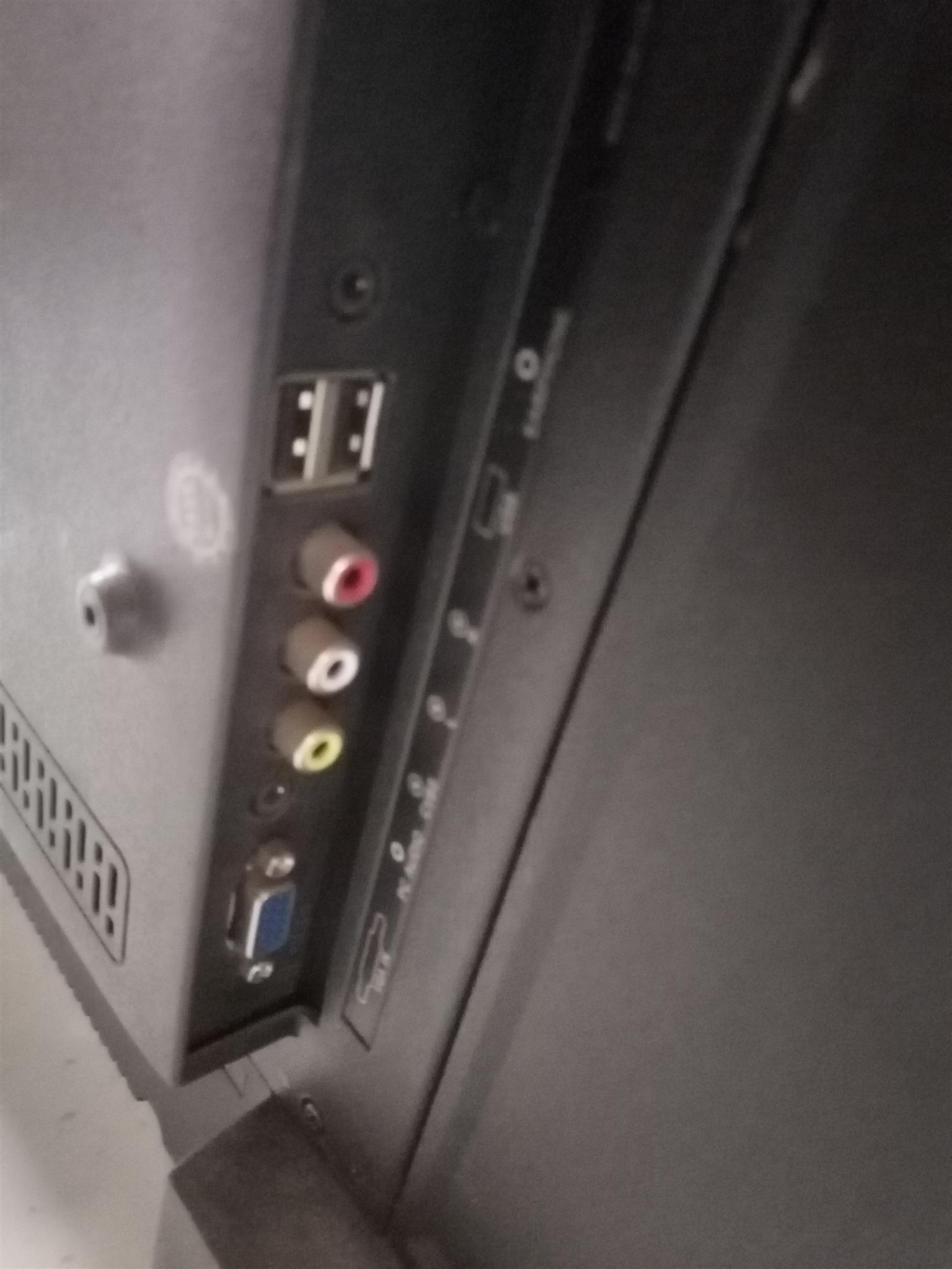 I'm selling a broken LED T.v I'm selling a broken LED T.v