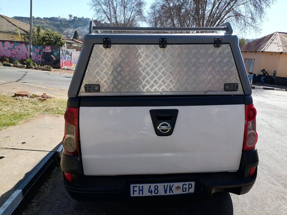 2016 NISSAN NP200 BAKKIE 1.6 WITH CANOPY IN EXCELLENT CONDITION
