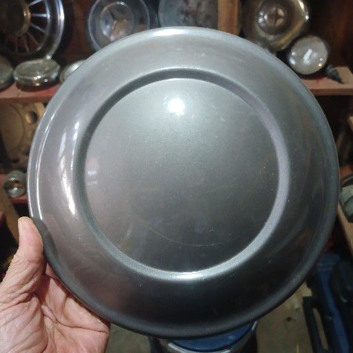 Isuzu, hub cap - Private Seller Isuzu, hub cap - Private Seller