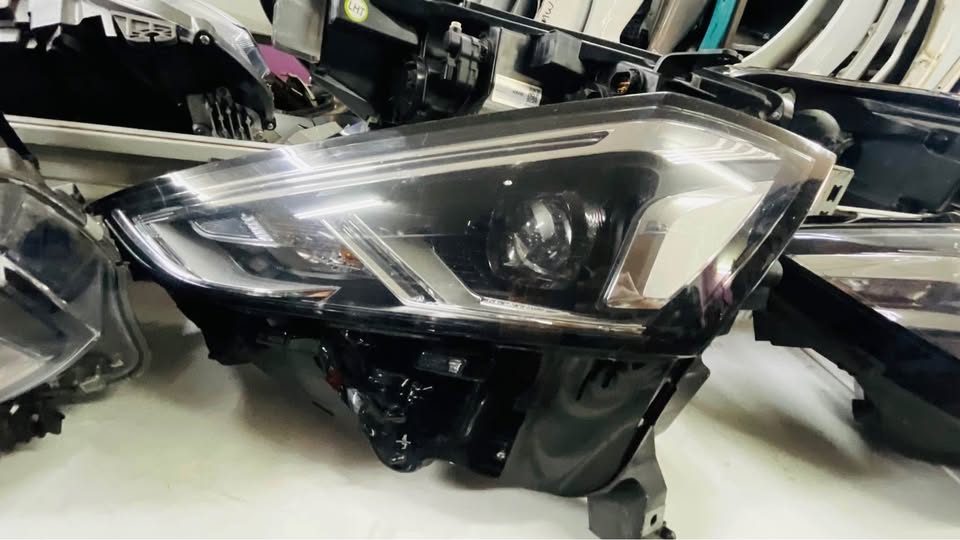 Isuzu MU-X headlight - Private Seller Isuzu MU-X headlight - Private Seller