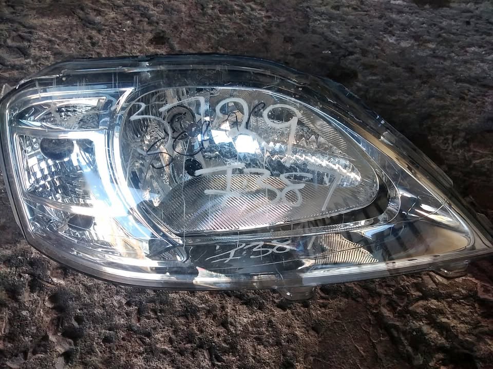 NISSAN NP200 HEAD LIGHT - Private Seller NISSAN NP200 HEAD LIGHT - Private Seller