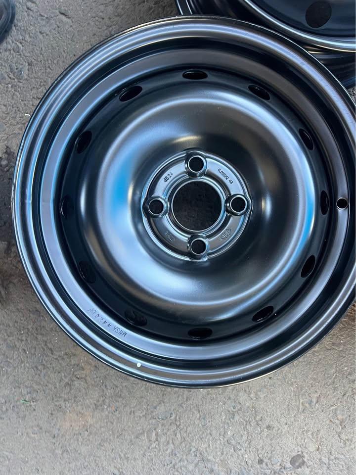 Nissan np 200 Rims available Call or whatsapp