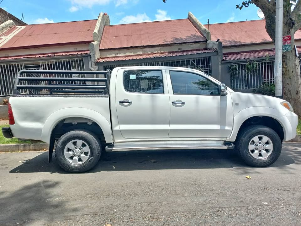 2008 TOYOTA HILUX DOUBLE CAB 2.7 VVTI HI RIDER IN EXCELLENT CONDITION