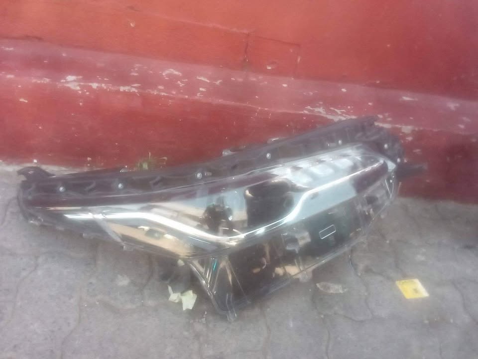 Toyota fortuner headlight xenon left side - Private Seller Toyota fortuner headlight xenon left side - Private Seller