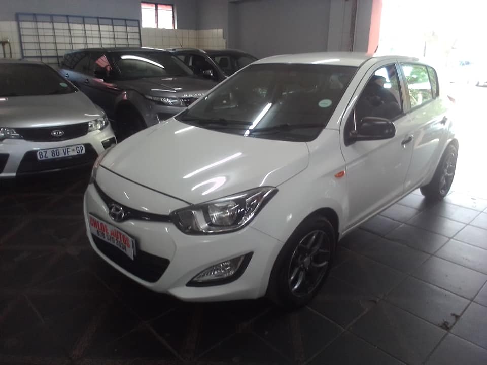 2013 Hyundai i20 1.2 White, Manual, Petrol, Service book