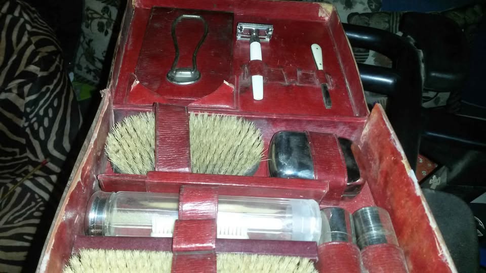 Vintage mens grooming kit