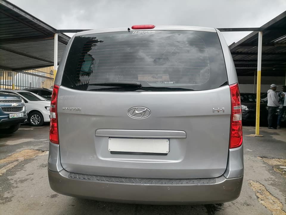 2016 Hyundai H1 2.5 Nine seater Automatic with a leather seat and Spare key
