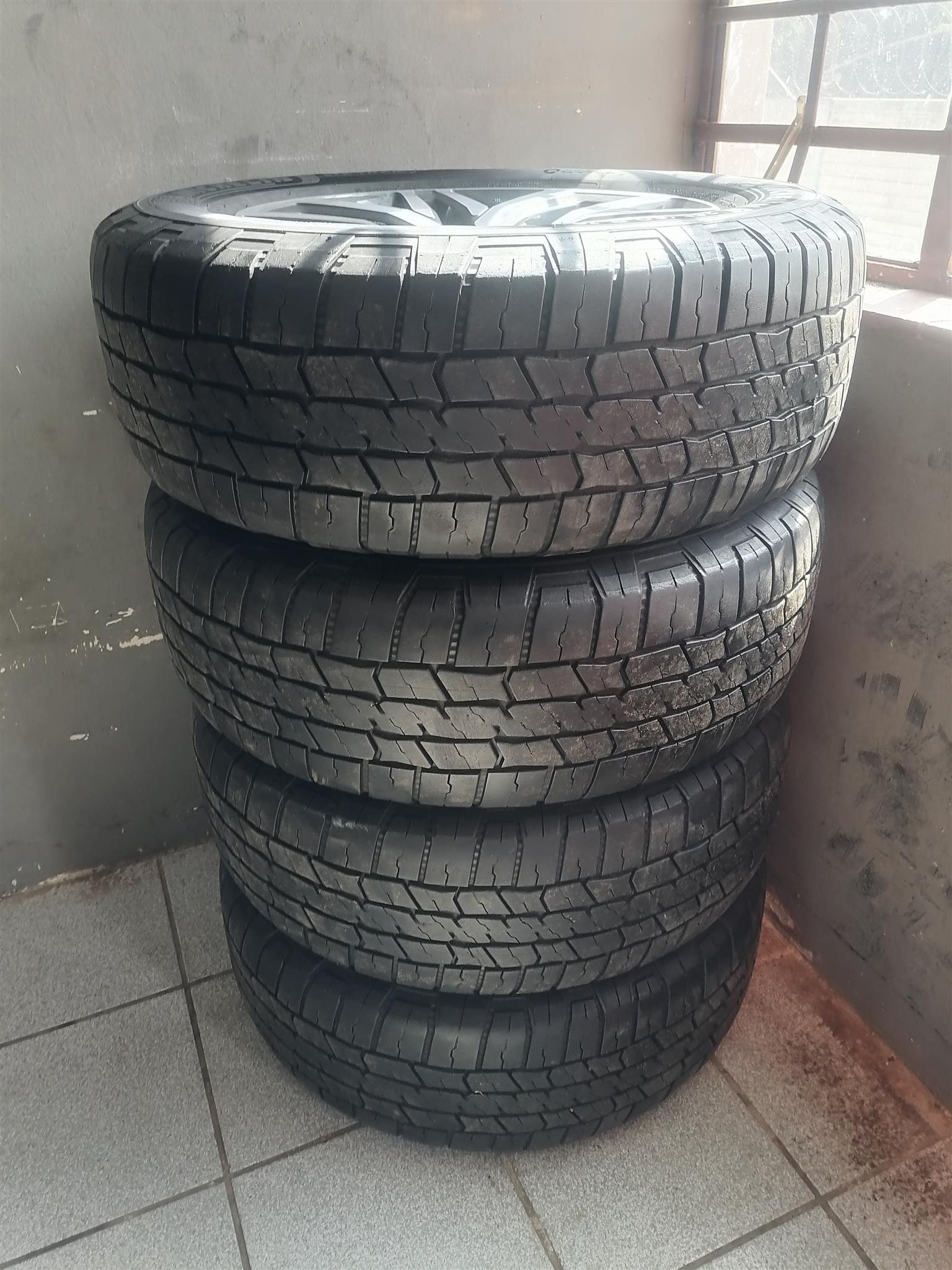 Toyota Raider 18inch Mag Rims Rims (WITH USED TYRES)