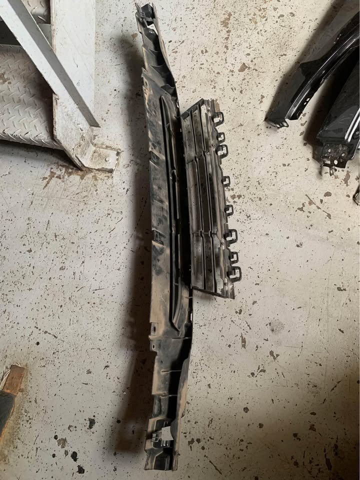 BMW 3 F30 FRONT BUMPER LOWER GRILL