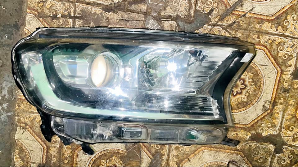 Ford Ranger T7 projector Wildtrack headlight 2016 - Private Seller Ford Ranger T7 projector Wildtrack headlight 2016 - Private Seller