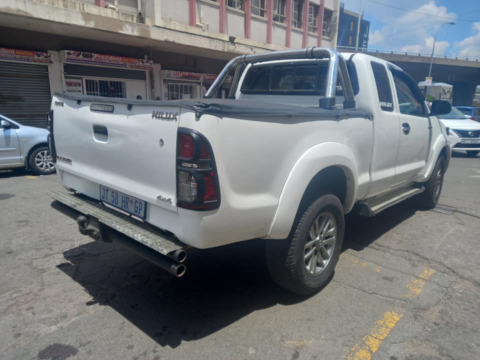2013 TOYOTA HILUX 3.0 D4D DIESEL, EXTRA-CAB, MANUAL TRANSMISSION, WHITE COLOUR
