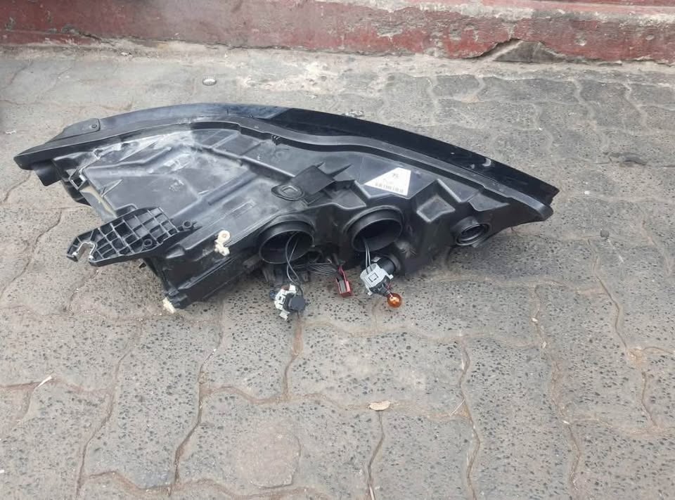Audi A6 Xenon Headlight Leftside - Private Seller Audi A6 Xenon Headlight Leftside - Private Seller