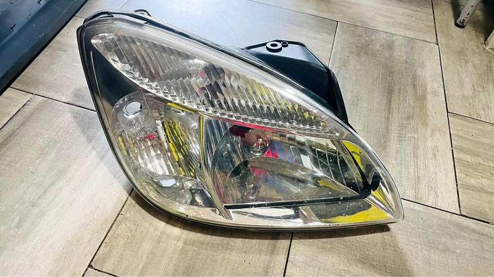 Kia Rio headlight 2005 - Private Seller Kia Rio headlight 2005 - Private Seller
