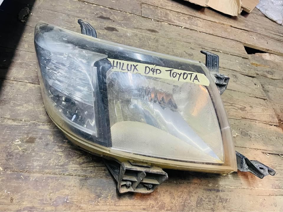 Toyota Hilux D4D headlight - Private Seller Toyota Hilux D4D headlight - Private Seller