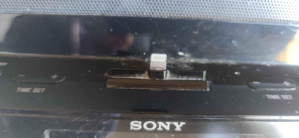 Sony bedside music player / alarm for Apple phones