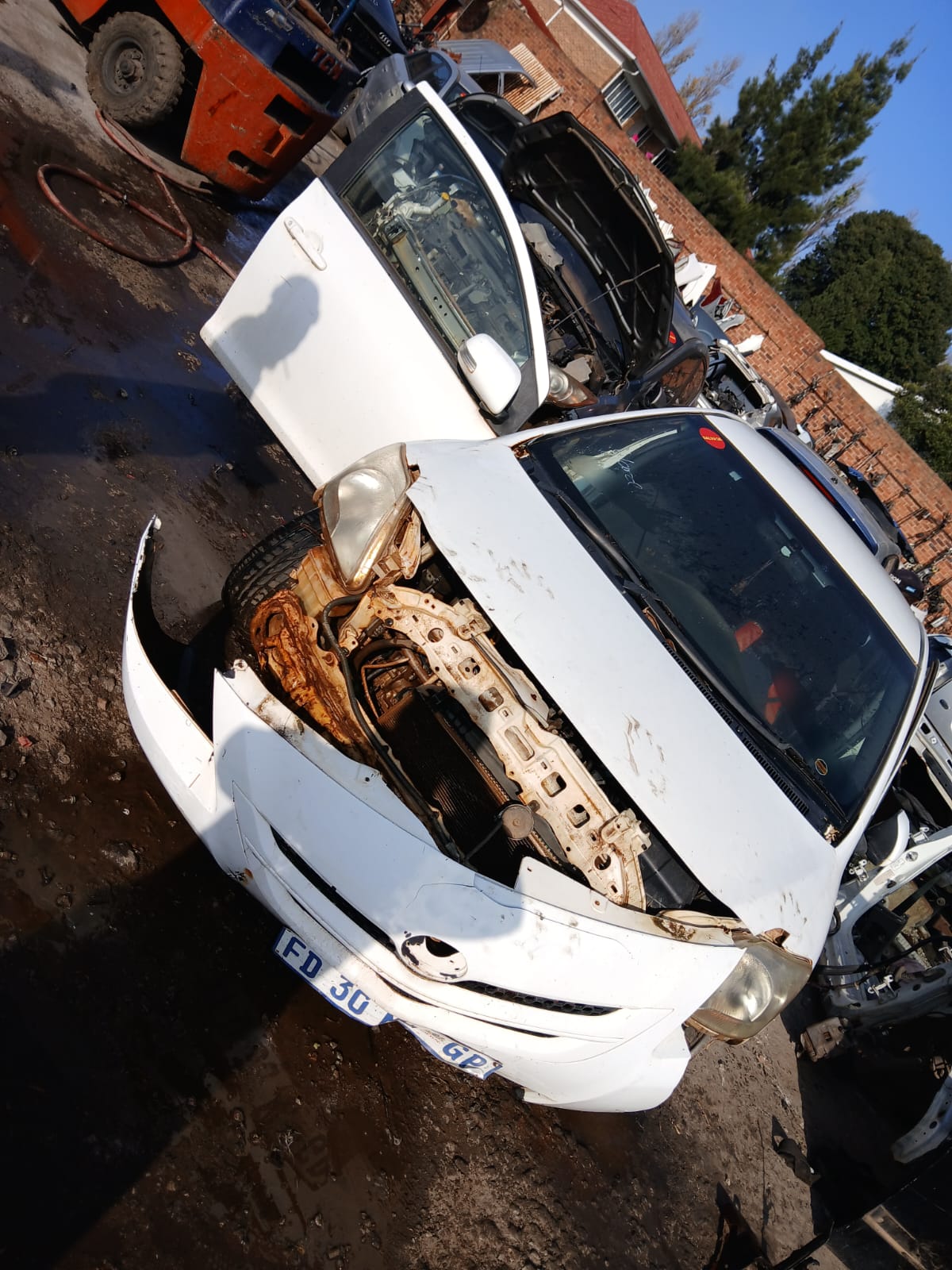 Toyota Yaris 2006 1.3 sedan For Stripping - Private Seller