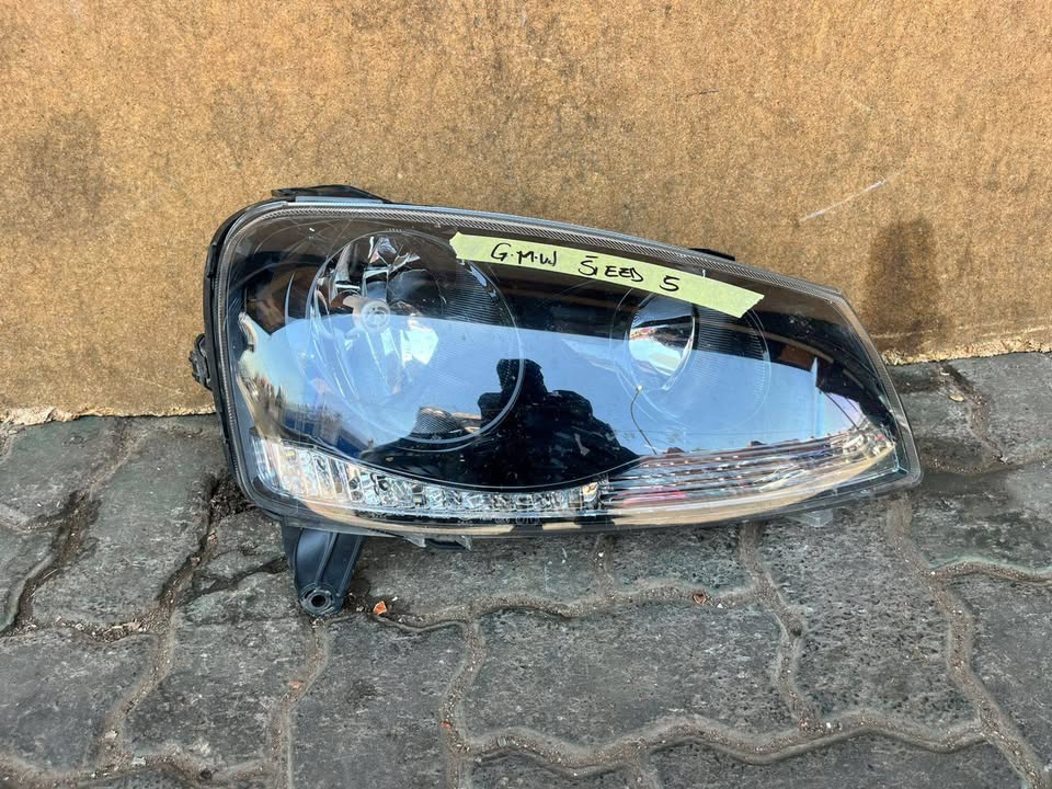 GWM STEED 5 Headlight - Private Seller GWM STEED 5 Headlight - Private Seller