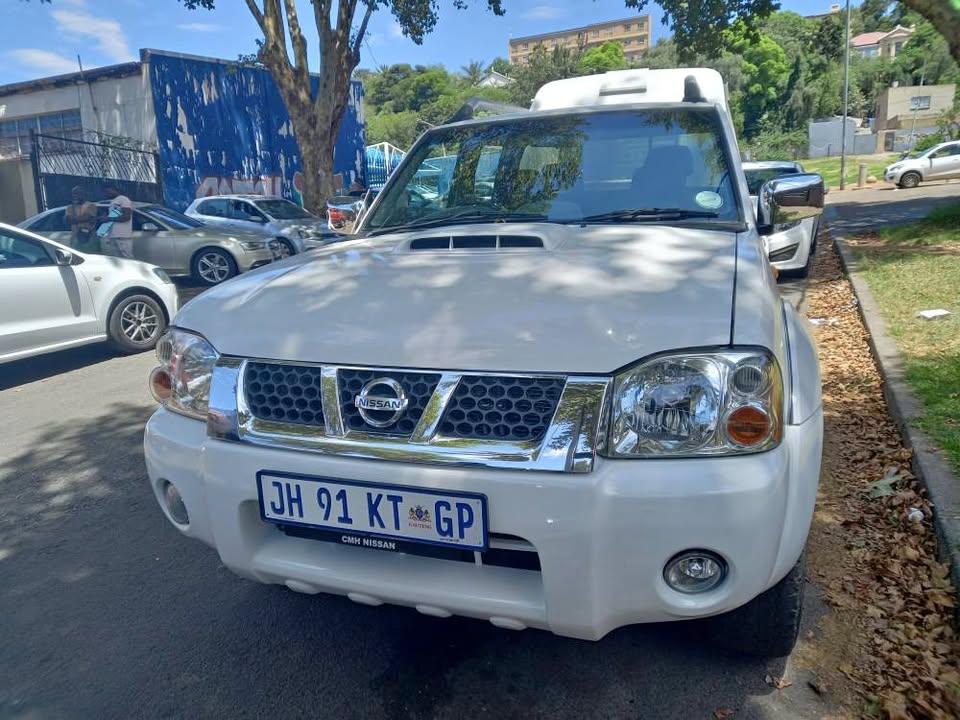 2019 NP300 DOUBLE CAB BAKKIE 2.4 DIESEL, MANUAL, WHITE COLOR