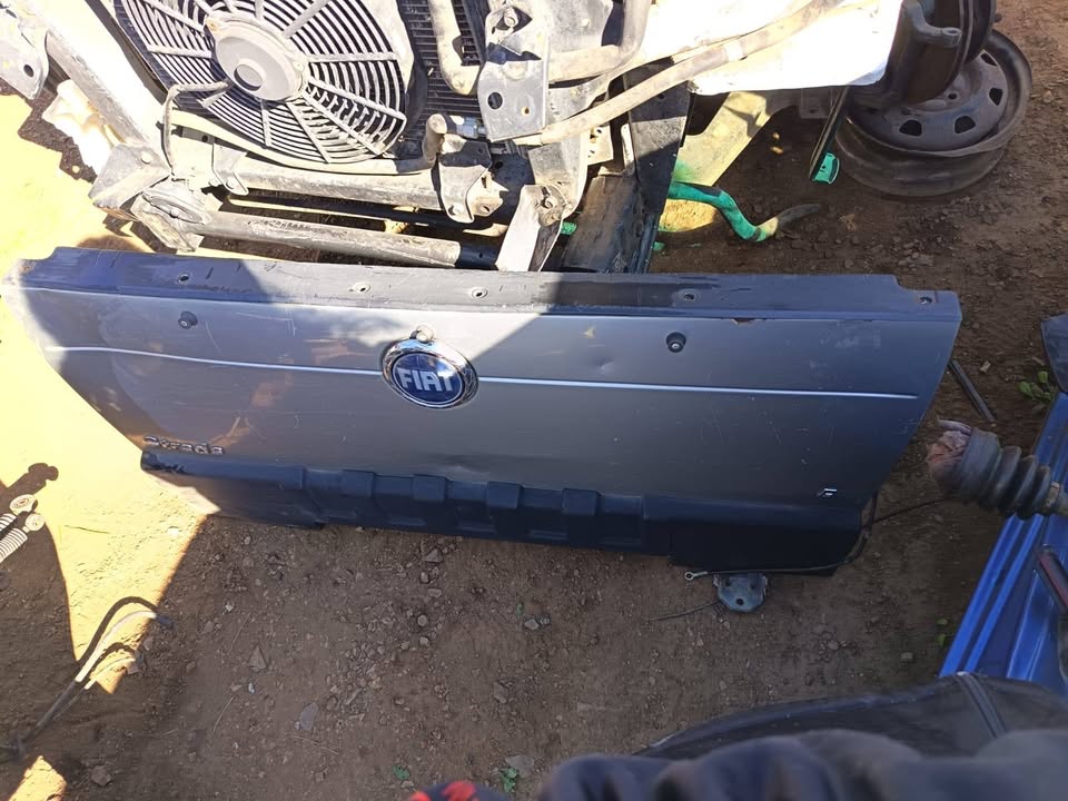 Fiat strada tailgate - Private Seller Fiat strada tailgate - Private Seller