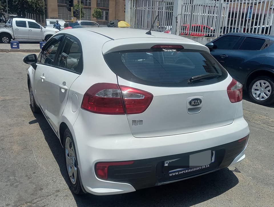 2016 KIA RIO HATCHBACK 1.4 PETROL ENGINE, MANUAL, WHITE IN COLOR, 68000KM