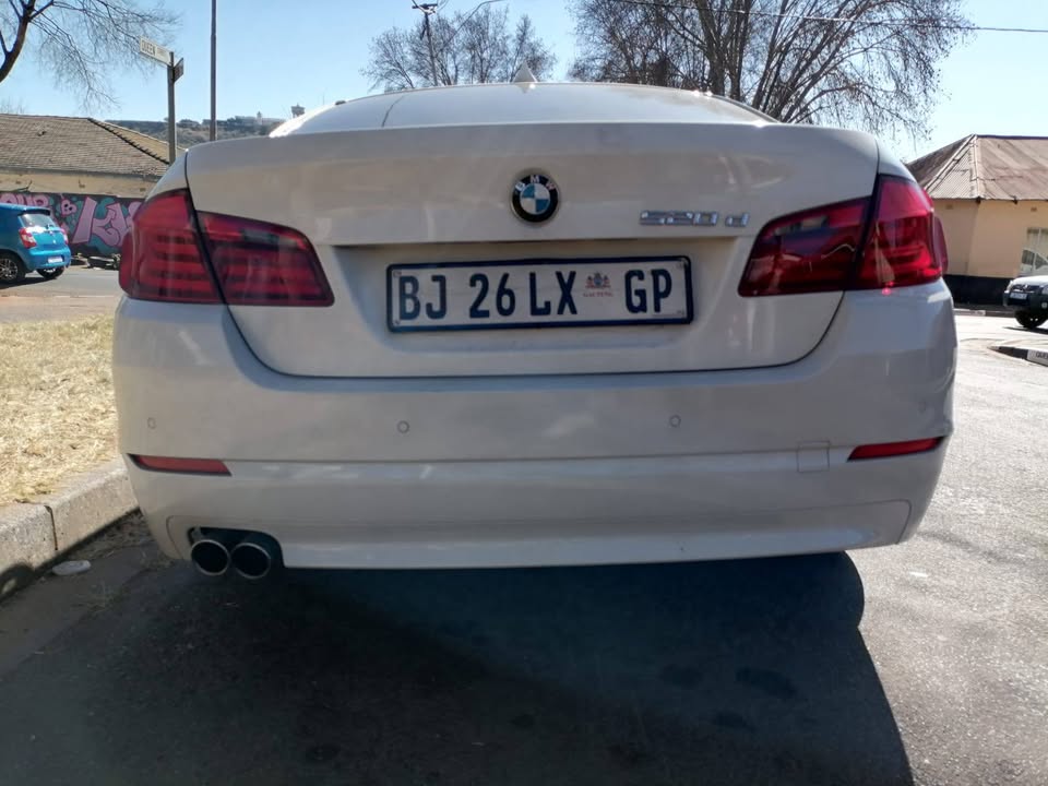 2011 BMW 520D F10 AUTOMATIC TRANSMISSION WITH SUN ROOF IN EXCELLENT CONDITION