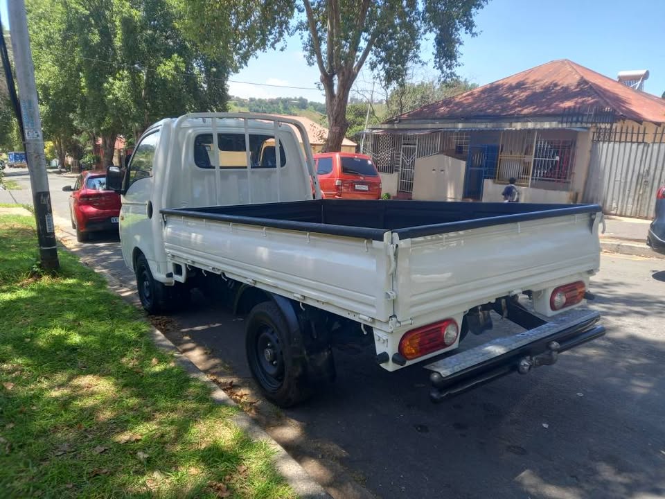 2011 Hyundai H100 Bakkie 2.6 Diesel, Manual, White Color, Mileage 142000kms