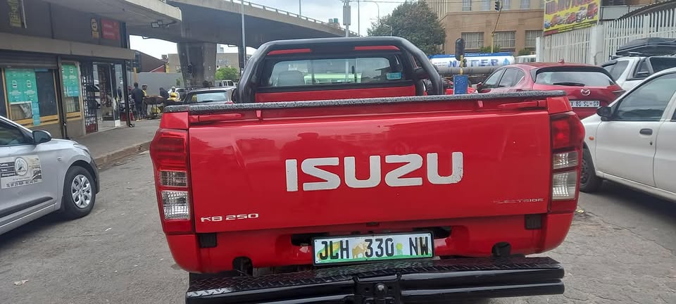2015 ISUZU KB 250 FLEETSIDE SINGLE CAB, MANUAL TRANSMISSION, RED COLOR