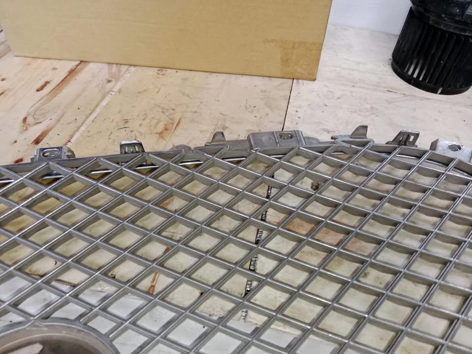 Jaguar X-Type Front Grille - Private Seller Jaguar X-Type Front Grille - Private Seller