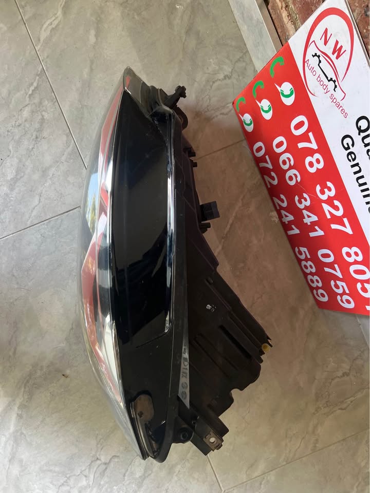 VW Golf 7.5 GTI Headlight xenon left - Private Seller