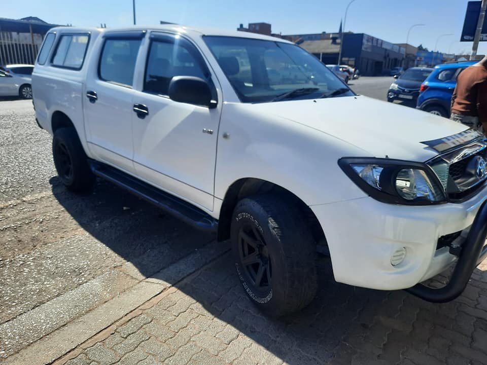 2011 Toyota Hilux 2.5D D4D 4x4 Double Cab with Canopy and a Nice interior seat