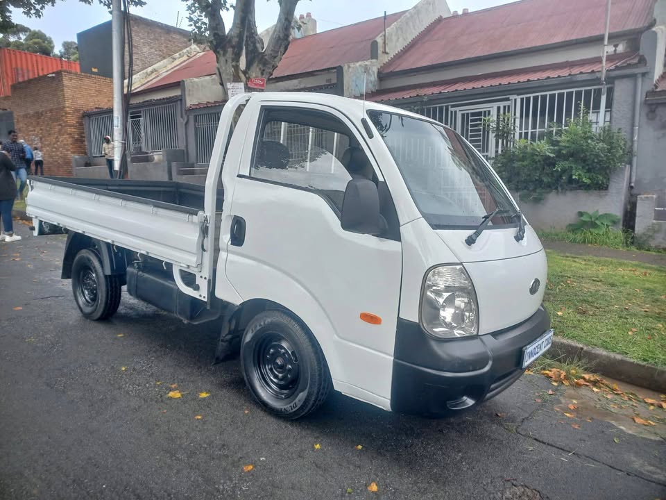 2012 Kia K2700 Bakkie, 2.7 diesel, manual, white color, mileage  This bakkie