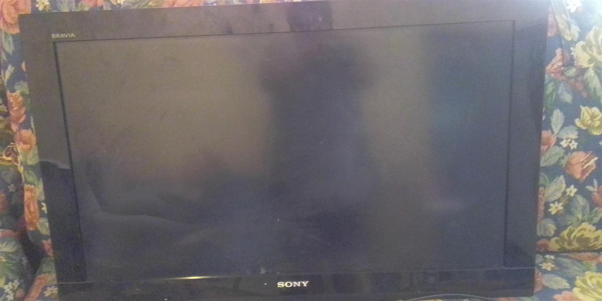 Sale of TV Sony Bravia 32inch screen cracked make me a offer Sale of TV Sony Bravia 32inch screen cracked make me a offer