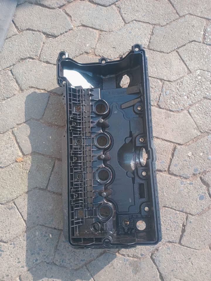 Bmw E 60 cylinder top cover - Private Seller Bmw E 60 cylinder top cover - Private Seller