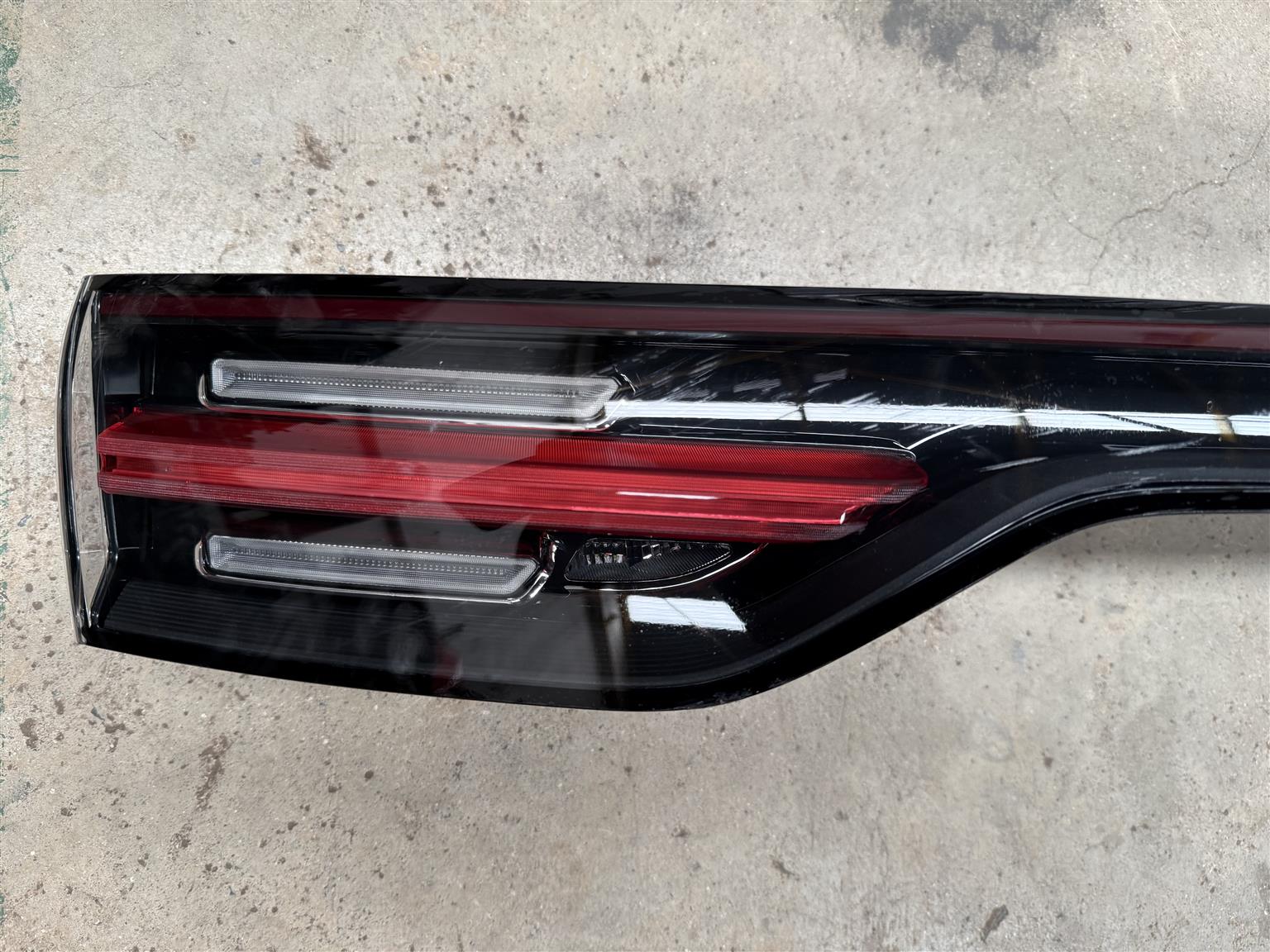 2019-2023 Porsche Cayenne Rear Center Light 9Y0 - Private Seller 2019-2023 Porsche Cayenne Rear Center Light 9Y0 - Private Seller