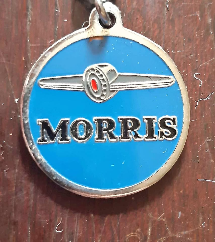 KEYCHAIN vintage Morris WHITE METAL AND ENAMEL. KEYCHAIN vintage Morris WHITE METAL AND ENAMEL.