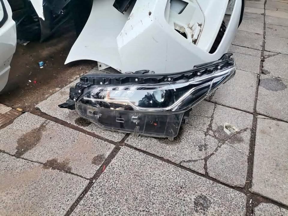 Toyota Fortuner Gd6 Headlight LED Left Side - Private Seller Toyota Fortuner Gd6 Headlight LED Left Side - Private Seller