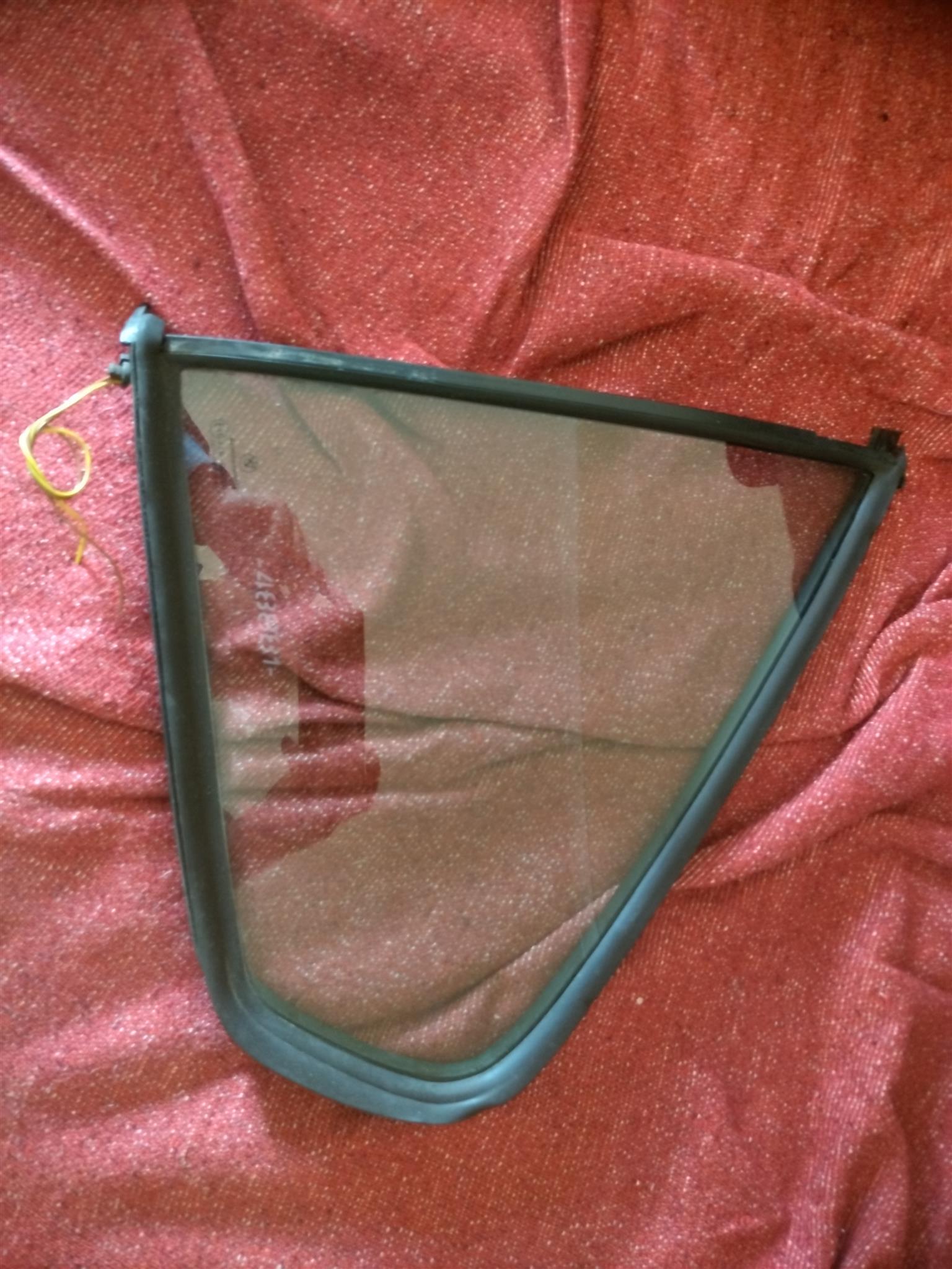 BMW E36 passenger side small back window with rubber in excellent condition. BMW E36 passenger side small back window with rubber in excellent condition.