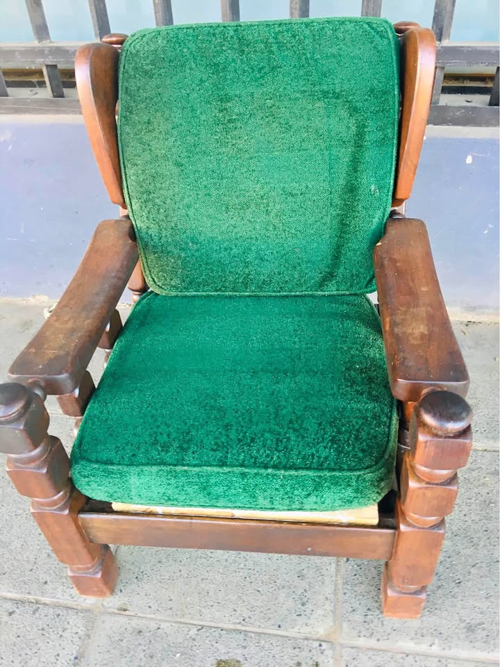 Auntique chair I have 2 Auntique chair I have 2