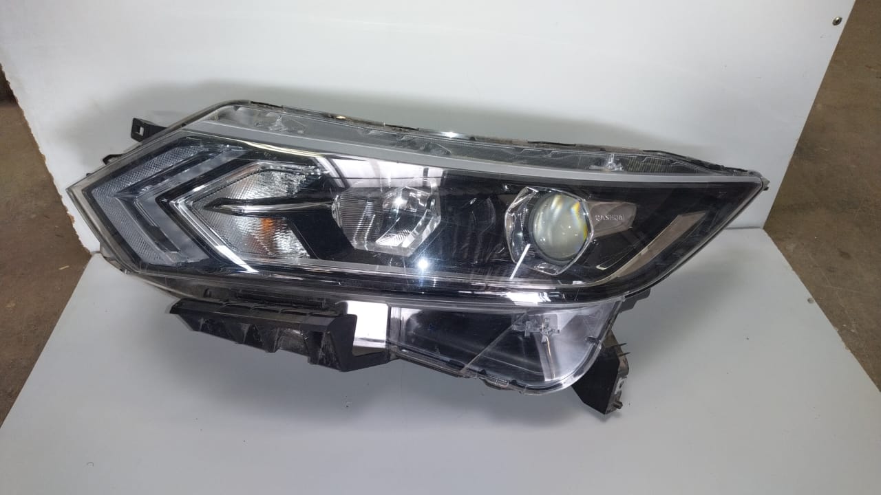 Nissan Qashqai Left side headlight OEM - Private Seller