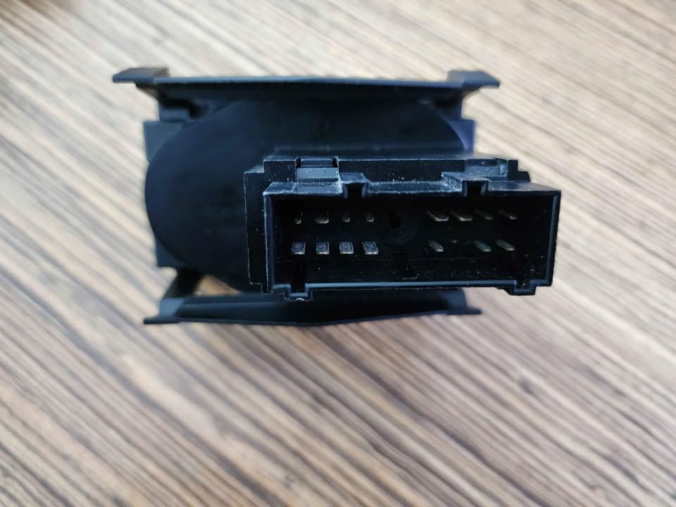 FORD FIESTA MK6 HEAD LIGHT SWITCH- OEM - Private Seller FORD FIESTA MK6 HEAD LIGHT SWITCH- OEM - Private Seller
