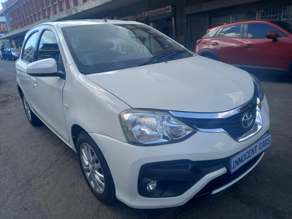 2017 TOYOTA ETIOS HATCHBACK 1.5 PETROL, MANUAL TRANSMISSION, WHITE COLOUR