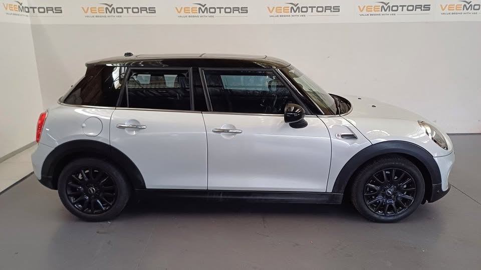 2017 MINI COOPER 5dr A/T (XS52)
