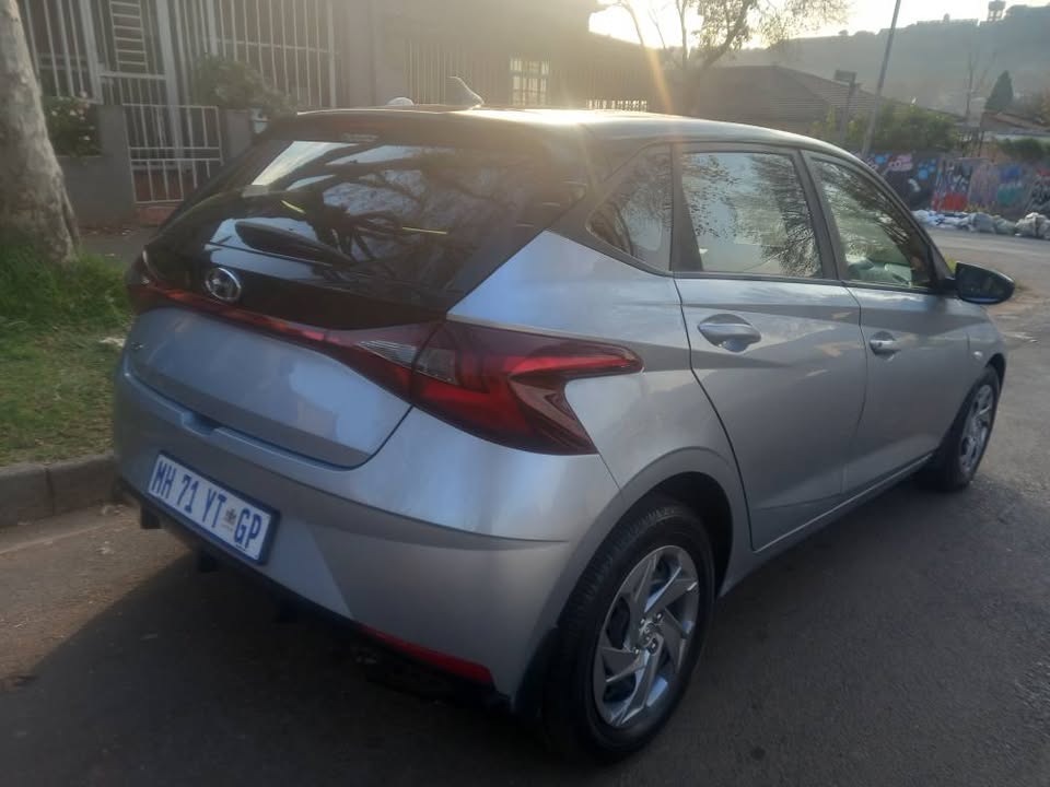 2021 Hyundai i20 1.2 Petrol, Automatic, Silver, 63000kms Service History.